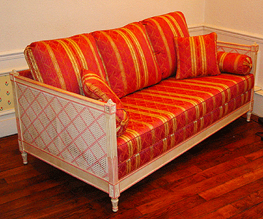 Canap&eacute; Louis XVI pilastre laqu&eacute;