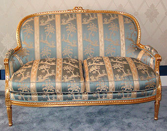 Petit salon Louis XVI &agrave; la Reine dor&eacute; &agrave; la feuille