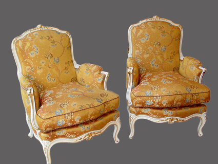Berg&egrave;re Louis XV de salon bois laqu&eacute; et dor&eacute;