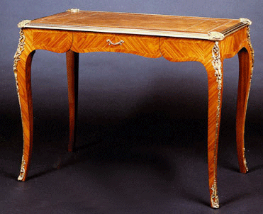 Bureau Louis XV en bois de rose - desuus cuir - bronze do&eacute; &agrave; l'or fin