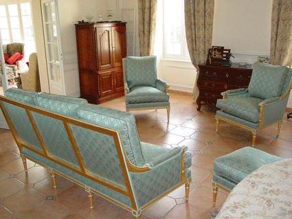 Salon Louis XVI Versailles &agrave; coussins dans le dos