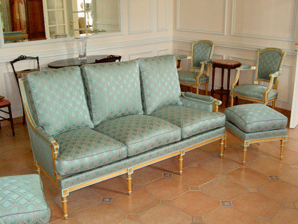 Salon Louis XVI Versailles &agrave; coussins dans le dos