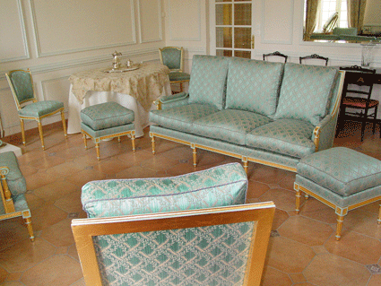 Salon Louis XVI Versailles &agrave; coussins dans le dos