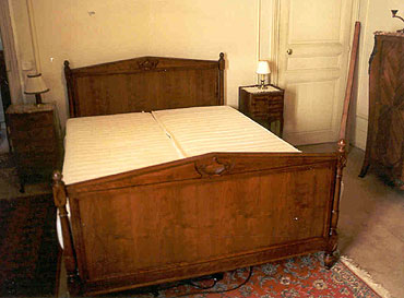 Lit Directoire &agrave; chapiteau panneaux en merisier